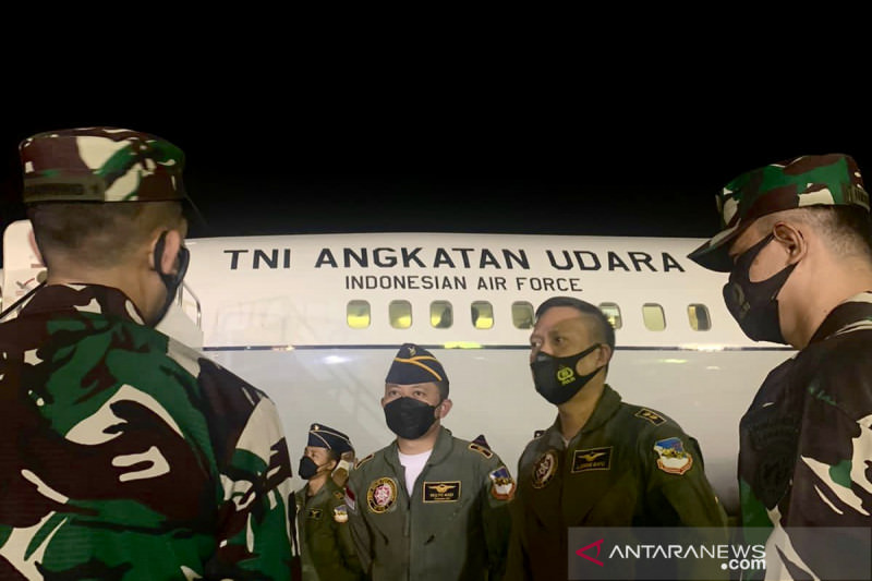 CERITA PENJEMPUTAN: Penerbang pesawat dari Skadron Udara 17 TNI Angkatan Udara Mayor Pnb Mulyo Hadi (dua kiri) dan Letkol Pnb Ludwig Bayu (dua kanan) berbincang dengan prajurit TNI di Bandara Halim Perdanakusuma, Jakarta, Sabtu (21/8) usai menyelesaikan t