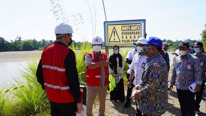 KUNJUNGAN KERJA: Ketua Komisi V DPR RI Lasarus bersama Bupati Kapuas Hulu Fransiskus Diaan beserta rombongan tinjau jalan paralel lintas timur. ISTIMEWA