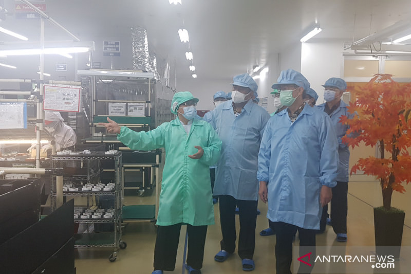 TINJAU PABRIK ALKES: Wakil Ketua DPR RI Rachmat Gobel bersama Menteri Kesehatan Budi Gunadi Sadikin meninjau pabrik alat kesehatan PT PHC Indonesia di Kawasan Industri MM 2100, Cikarang, Jawa Barat, Juni lalu. DOK-ANTARA