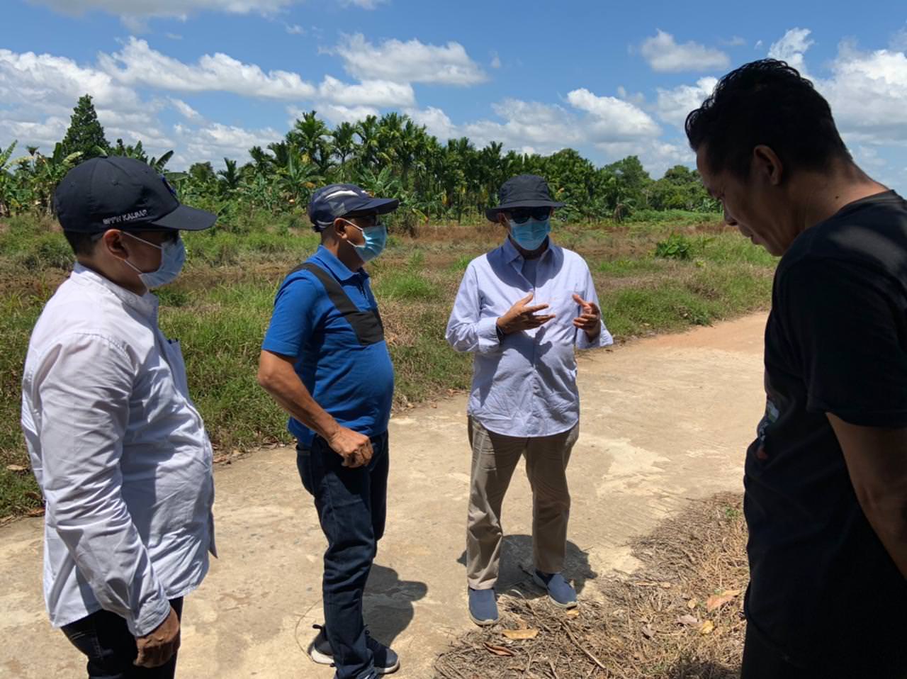 TINJAU INTAKE: Wakil Ketua Komisi V DPR RI bersama Direktur PDAM Tirta Raya, Ir. Mula Putra didampingi Kepala Satker Air Bersih Balai Prasarana Pemukiman Wilayah Kalbar, Ir Uray Aski dan Kades Bintang Mas berkunjung ke lokasi Intake Air Baku di Desa Binta
