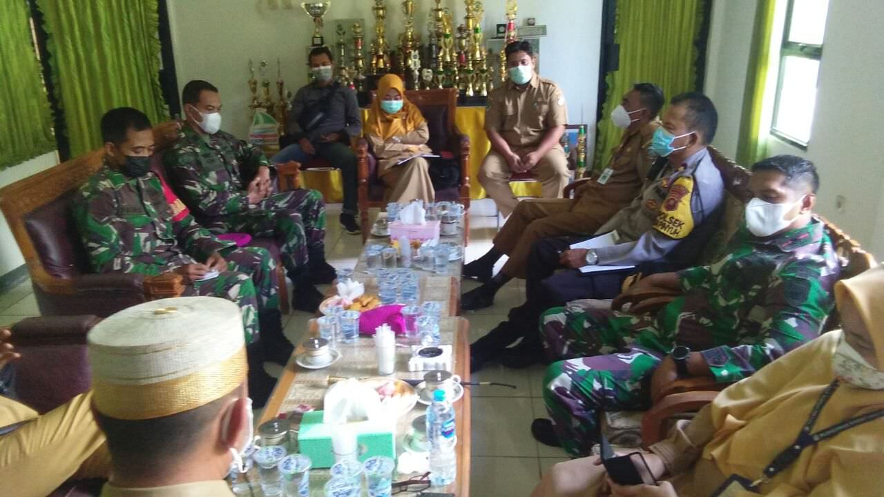 BAHAS PENANGANAN: Rapat Koordinasi terkait tiga aspek penanganan Satgas Covid-19 bersama Prokopincam Kecamatan Sungai Pinyuh, Kabupaten Mempawah, Selasa (10/8) kemarin. ISTIMEWA