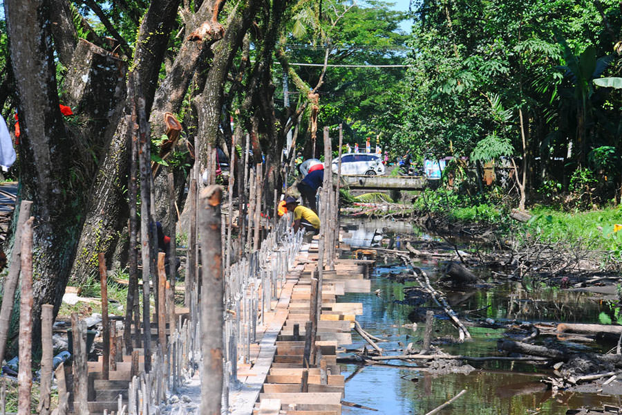 PEMASANGAN TURAP: Pekerja melakukan pemasangan turap parit, Senin (9/8). Pekerjaan tersebut sempat merusak jaringan pipa PDAM sehingga dikeluhkan warga karena  menganggu distribusi air. HARYADI/PONTIANAK POST