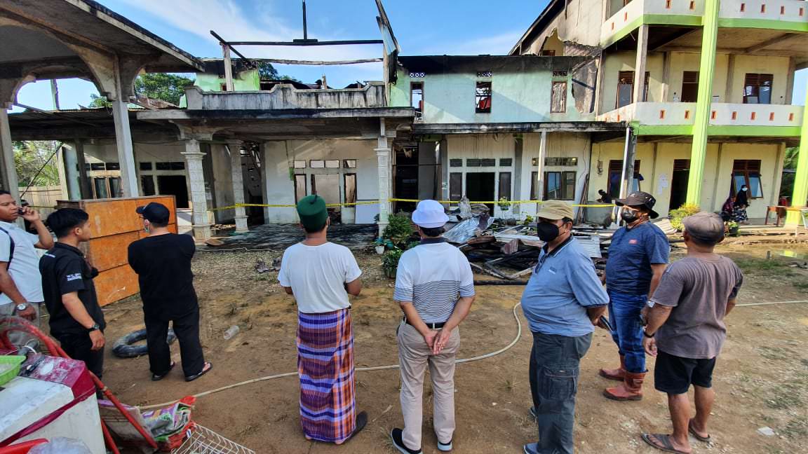 PRIHATIN: Wakil Bupati Sintang, Sudiyanto didampingi oleh pengelola pesantren saat mengunjungi lokasi kebakaran di Pondok Pesantren Tahfidzul Qur