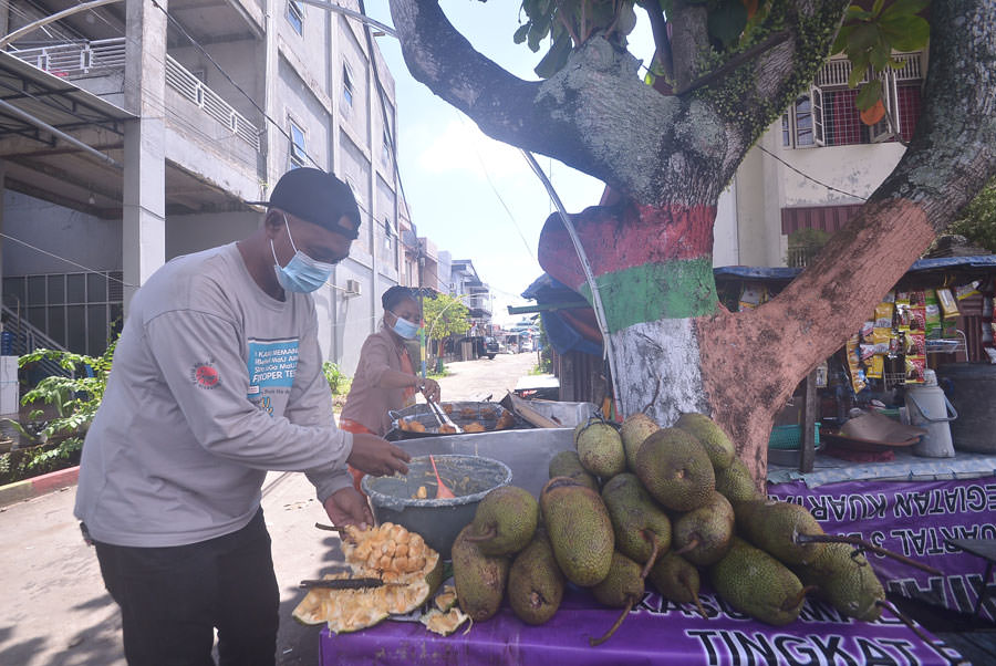 PENJUAL GORENGAN : Sepasang suami istri sedang menggoreng jajanan buah cempedak di pinggir Jalan Rajawali. Buah musiman ini cukup banyak peminatnya, tak heran penjualannya masih cukup stabil meski di tengah pandemi Covid-19. MEIDY KHADAFI/PONTIANAK POST