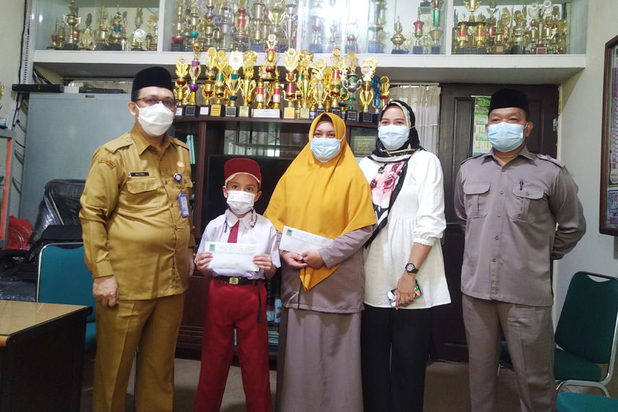 BERPRESTASI: Badri Pelajar SD Mujahidin bersama Ketua Lembaga Pendidikan Yayasan Mujahidin Mulyadi. Istimewa