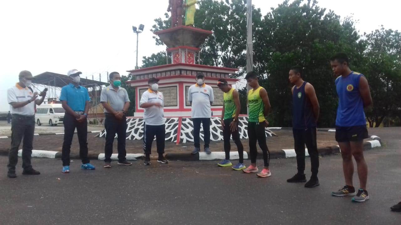 Latihan: Dua atlet lari Kalbar saat melakukan latihan di Kabupaten Sanggau. Istimewa