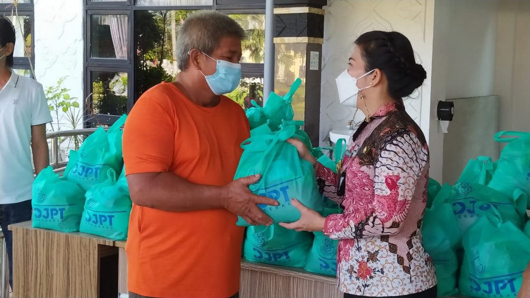 BANTU SEMBAKO: Wako Tjhai Chui Mie menyerahkan bantuan sembako sebanyak 500 paket kepada para nelayan di Kota Singkawang. ISTIMEWA