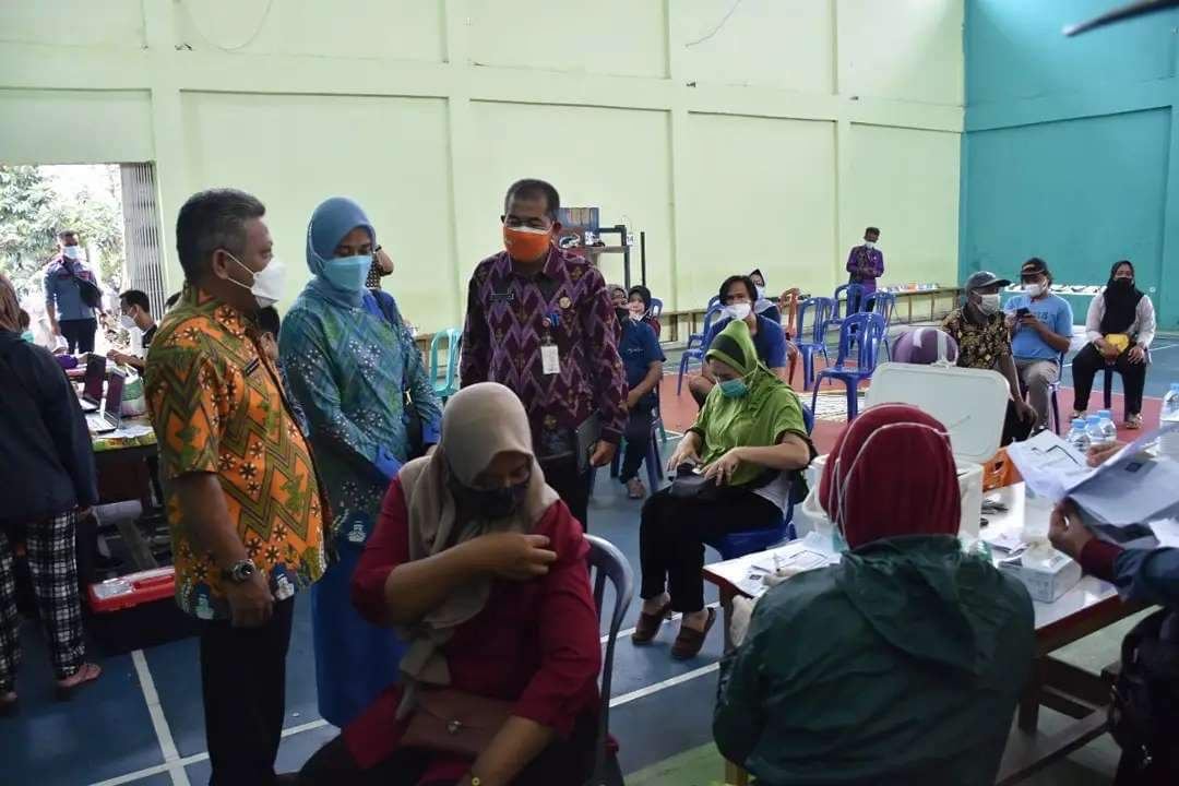 PANTAU VAKSINASI: Bupati Kubu Raya, Muda Mahendrawan bersama Kadis Kesehatan Kubu Raya, Marijan memantau pelaksanaan vaksinasi di Desa Teluk Kapuas . PROKOPIM KUBU RAYA 