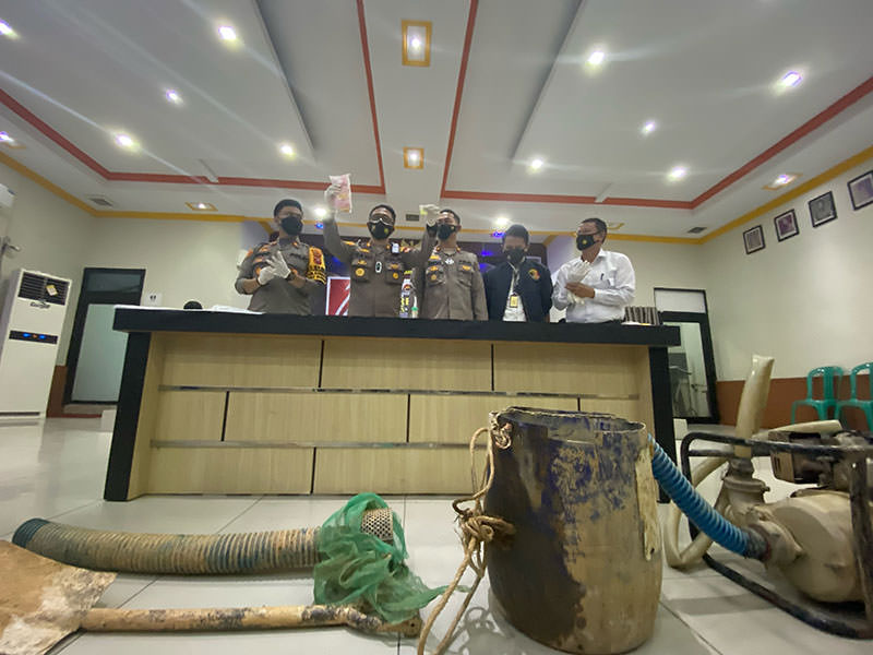 BARANG BUKTI: Kapolres Ketapang AKBP Yani Permana menunjukkan barang bukti dari pengungkapan kasus PETI di Dusun Sayan, kemarin (16/8). ISTIMEWA