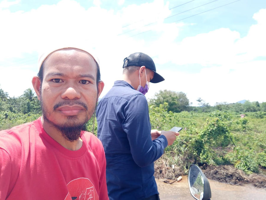 PENINJAUAN: Tim dari Dinas Kesehatan dan Keluarga Berencana Kabupaten Kayong Utara meninjau lahan yang mengarah ke Dusun Semanai, Desa Simpang Tiga, untuk relokasi Puskesmas Siduk, kemarin. 