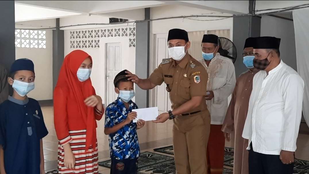 BERIKAN BANTUAN: Wakil Bupati Wahyudi Hidayat saat menghadiri peringatan Tahun baru Islam 1 Muharram 1443 H / 2021 M di Masjid Shirathul Jannah, Putussibau selatan, Kapuas Hulu, Selasa (10/8). HUMPRO SETDA KH.