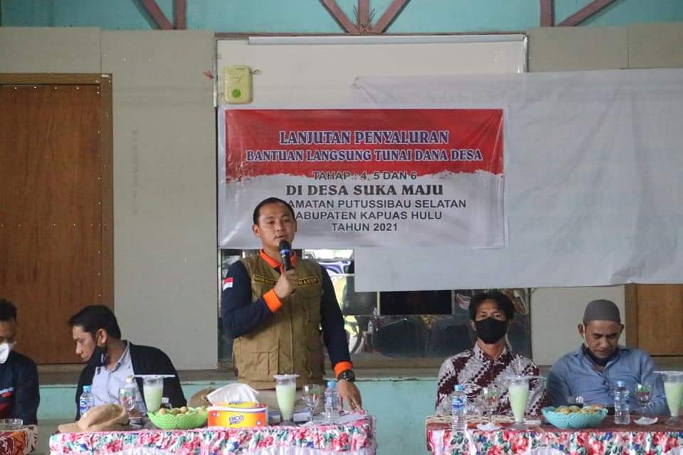SAMPAIKAN ARAHAN: Wakil Bupati (Wabup) Kapuas Hulu Wahyudi Hidayat saat menyampaikan arahannya dalam penyaluran dana desa di Desa Suka Maju, Kecamatan Putussibau Selatan, belum lama ini (13/8).HUMPRO SETDA KH