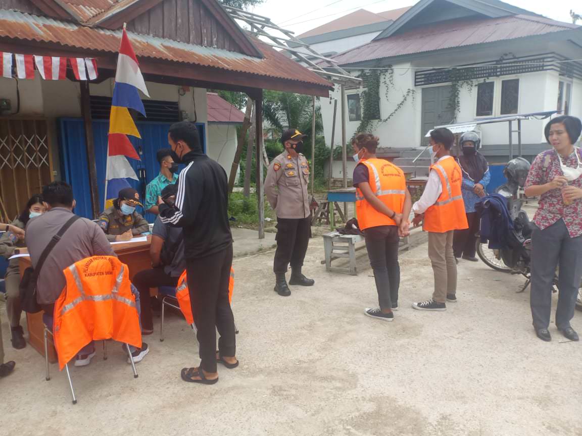 PATUH PROKES: Anggota Satgas Covid-19 Kabupaten Sintang saat Operasi Yustisi, Kamis (12/8).  ISTIMEWA