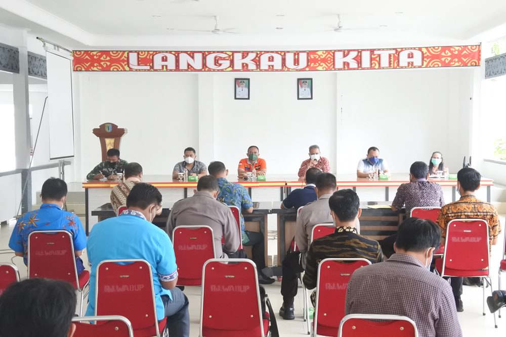 TOLAK TAMBANG: Pemkab Sintang bersama Forkopimda Kabupaten Sintang dan pihak perusahaan saat membahas penolakan masyarakat terhadap aktivitas perusahaan tambang di Kecamatan Sepauk dan Tempunak.ARIS MUNANDAR/PONTIANAK POST