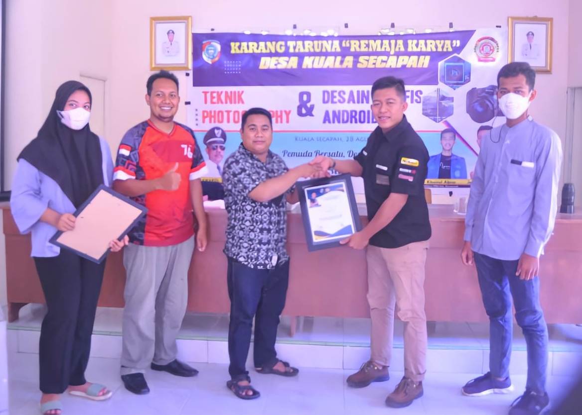 Rangkaian HUT RI: Suasana pelatihan photography dan desain grafis.