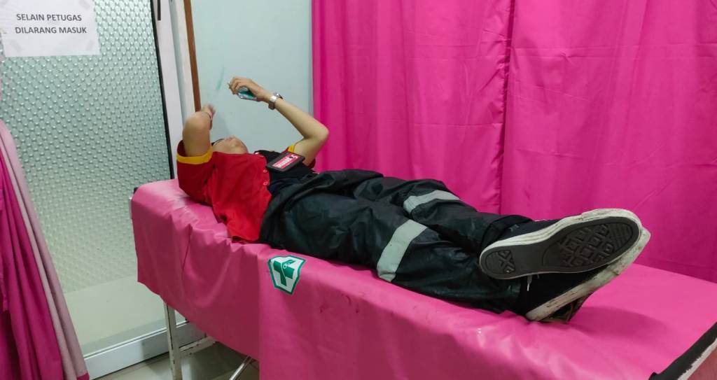DIRAWAT: Korban mendapatkan perawatan di Puskesmas Sui Pinyuh.