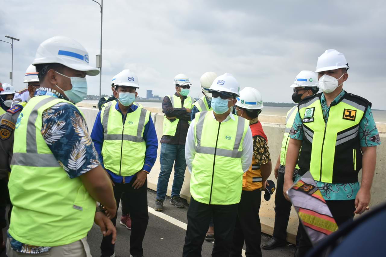 KUNJUNGAN: Wakil Ketua Komisi V DPR-RI bersama rombongan saat melakukan kunjungan ke PSN Pelabuhan Kijing di Mempawah.