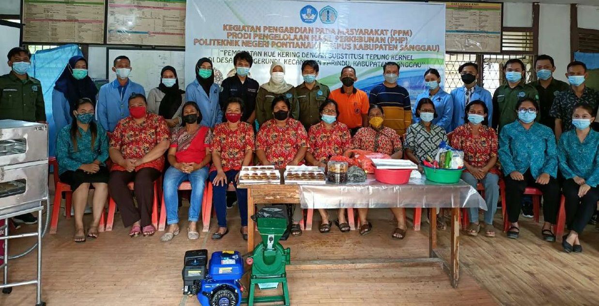 Dosen, Teknisi dan beberapa Mahasiswa Prodi PHP foto bersama usai memberikan pelatihan kepada Ibu-ibu PKK Desa Suka Gerundi, Kecamatan Parindu, Kabupaten Sanggau.