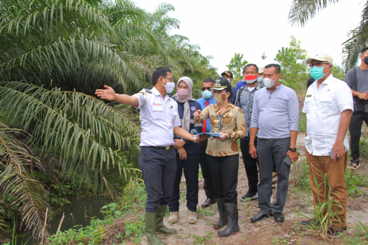KE LOKASI: Wali Kota Singkawang Tjhai Chui Mie saat melakukan peninjauan ke lokasi Bandara Singkawang.