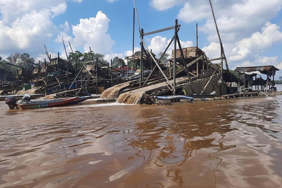PETI: Lanting-lanting eksplorasi emas ilegal yang dilaporkan kembali beroperasi di sisi hilir sungai di Dusun Tanjung Periuk, Mukok. FOTO ISTIMEWA