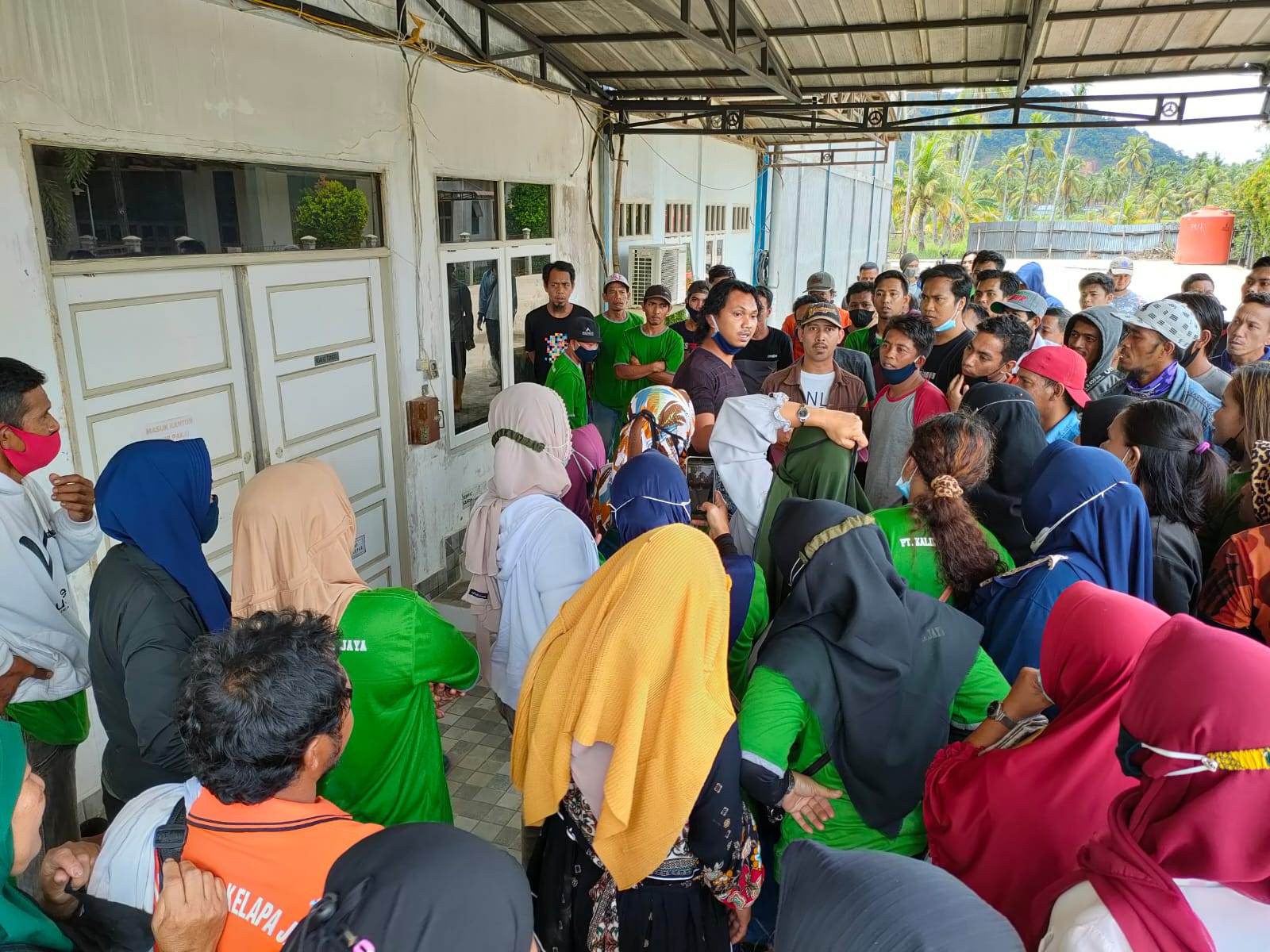 MENUNGGU: Puluhan pekerja PT KKJ menunggu perwakilan mereka yang menggelar rapat dengan pihak perusahaan, saat aksi unjuk rasa.