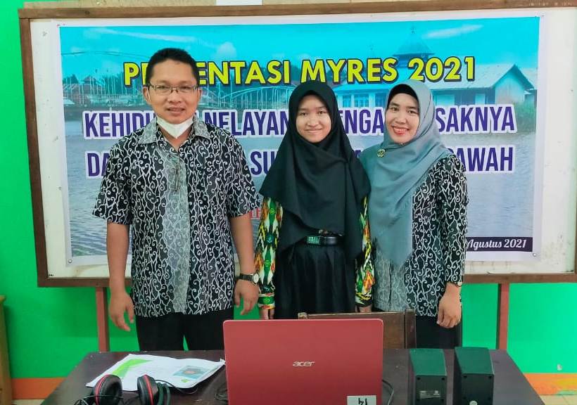 BERPRESTASI: Afifah berfoto bersama kedua orang tuanya.