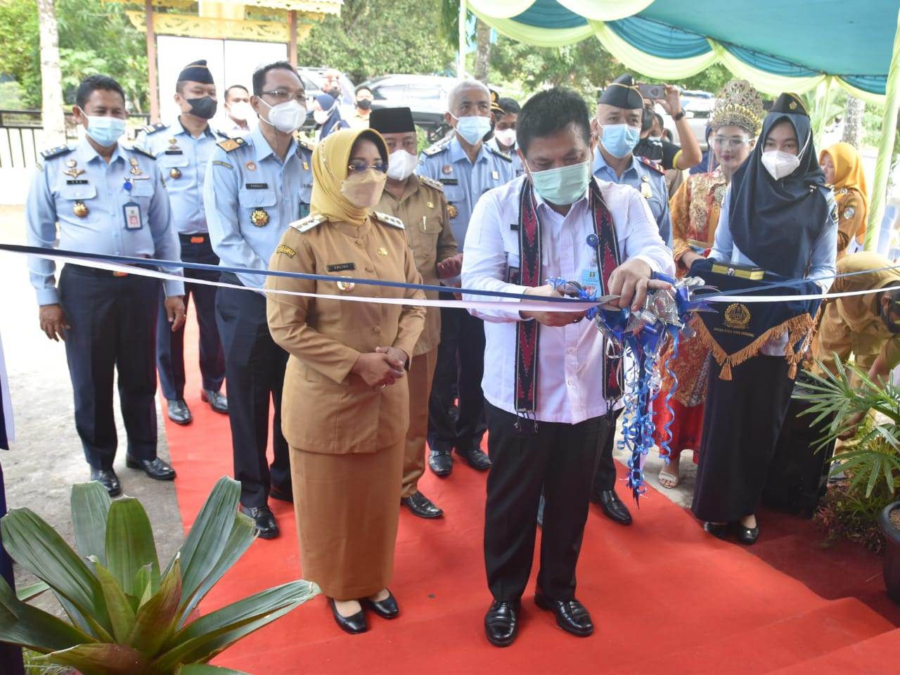MULAI BEROPERASI: Peresmian Kantor UKK Mempawah ditandai dengan gunting pita oleh Kakanwil Kemenkumham Kalbar, Fery Monang Sihite. Acara peresmian dihadiri pula oleh Bupati Mempawah, Hj Erlina.ISTIMEWA