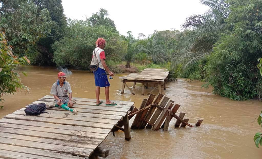 Akses Terputus: Kondisi jembatan yang roboh diterjang arus sungai.Istimewa