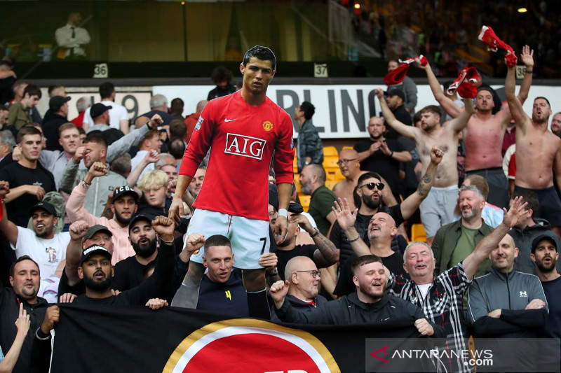 Antusias : Suporter Manchester United antusias menyambut keputusan Cristiano Ronaldo bergabung dengan Setan Merah setelah pertandingan Liga Inggris Wolverhampton Wanderers vs Manchester United di Molineux Stadium, Wolverhampton, Inggris (29/8/2021). ANTAR