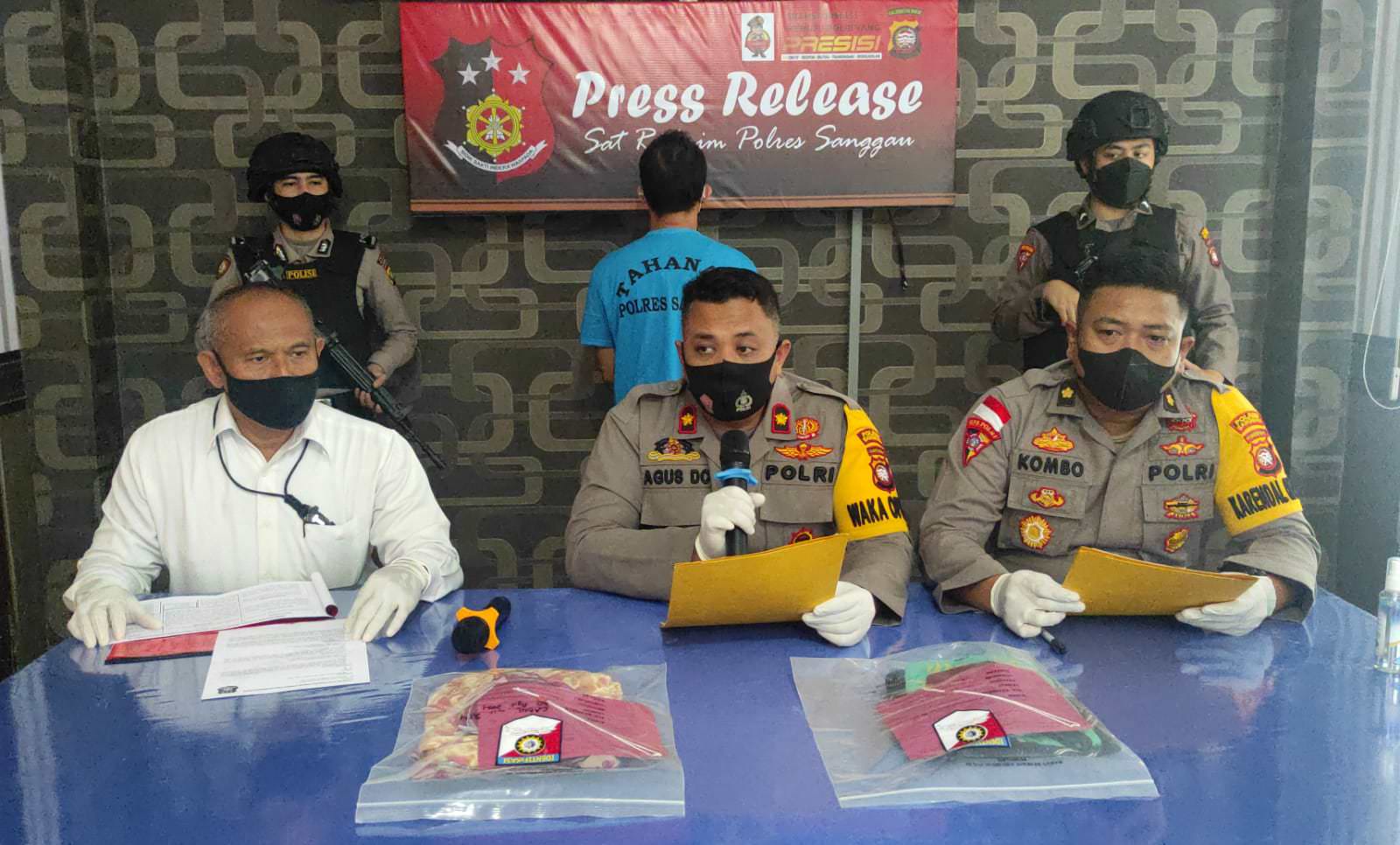 Tersangka AN saat diamankan di Polres Sanggau. foto Sugeng
