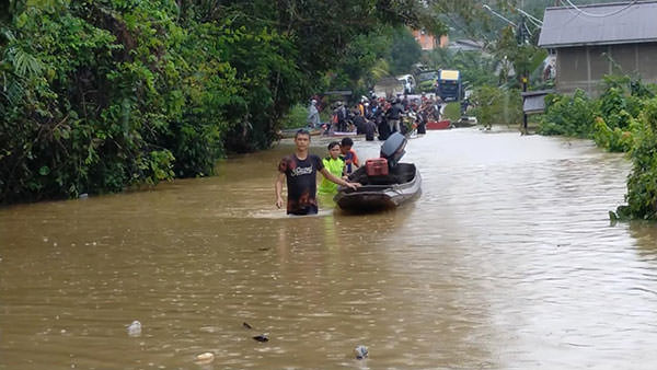 BANJIR: Salah satu potret bencana banjir terparah yang melanda wilayah Kabupaten Bengkayang selama tahun 2021, yang terjadi di Kecamatan Ledo, pada Februari lalu. DOKUMEN.DOK/PONTIANAK POST