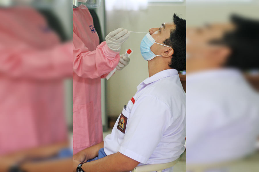 SAMPEL SWAB: Petugas medis dari Dinas Kesehatan Provinsi Kalimantan Barat mengambil sampel swab guru dan murid di SMA Negeri 1 Kota Pontianak, Senin (6/9). Pengambilan sampel tersebut sebagai proses tidaklanjut pelaksanaan pembelajaran tatap muka di Ponti