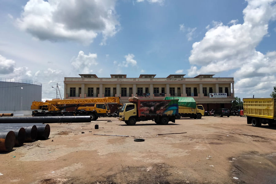 MONOPOLI: Aktivitas bongkar muat di dermaga PT Simba,Desa Wajok Hilir, Kecamatan Siantan, Kabupaten Mempawah.ADONG EKO/PONTIANAK POST