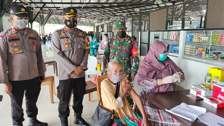 PANTAU: Kabagops Polres Sambas pantau pelaksanaan vaksinasi di PAsar Wisata Aruk kawasan PLBN.OZY/PONTIANAKPOST