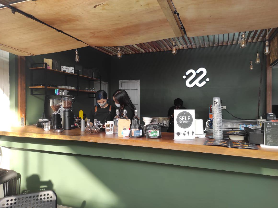 TENAGA MUDA: Dua peracik minuman, 2.2 Coffee & Eatery saat mengolah pesanan