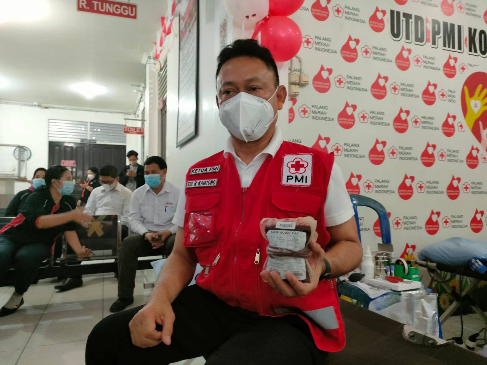 KETERSEDIAAN DARAH: Wali Kota Pontianak Edi Rusdi Kamtono usai berdonor darah. Ia mengajak masyarakat untuk menjadi pendonor darah tetap, dalam upaya mencukupi ketersediaan darah yang masih kurang di PMI Pontianak. ISTIMEWA
