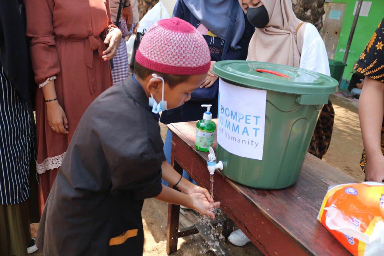 CUCI TANGAN: Santri sedang memperagakan cara mencuci tangan dengan benar. Kegiatan ini digelar dalam rangka hari Cuci Tangan Pakai Sabun Sedunia, kemarin (15/10). Dompet Ummat for Pontianak Post
