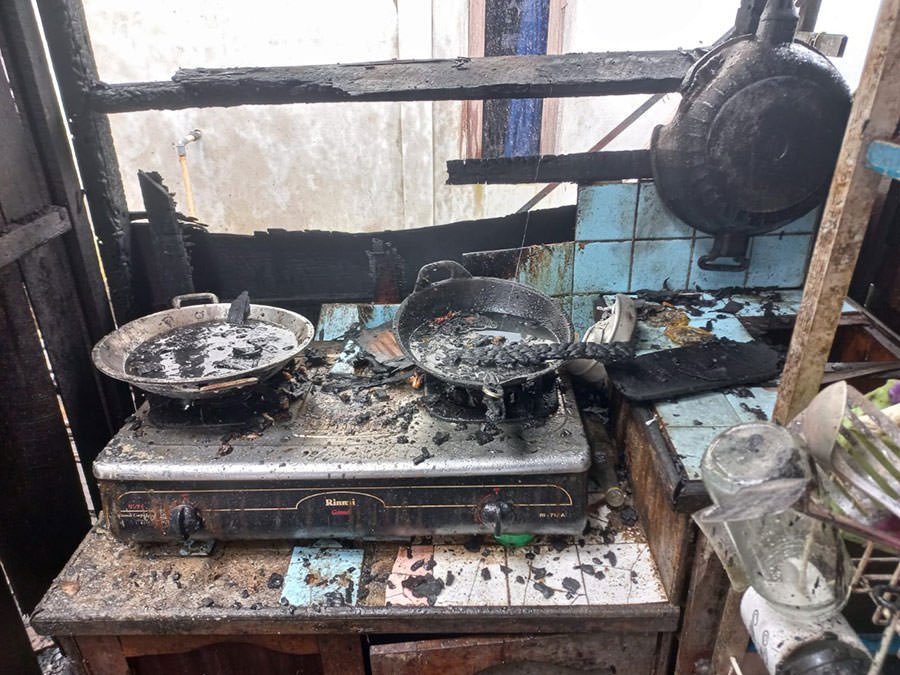 HANGUS TERBAKAR: Bagian dapur rumah warga di Gertak Kuning Laut, Gang Bola, Desa Limbung, hangus dilahap si jago merah. ISTIMEWA