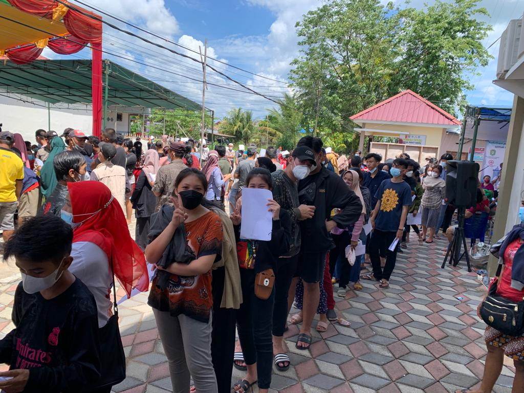 ANTUSIAS: Masyarakat Desa Parit Baru, Kecamatan Sungai Raya, tampak antusias mengikuti vaksinasi yang difasilitasi Pemerintah Desa Parit Desa, baru-baru ini. ISTIMEWA