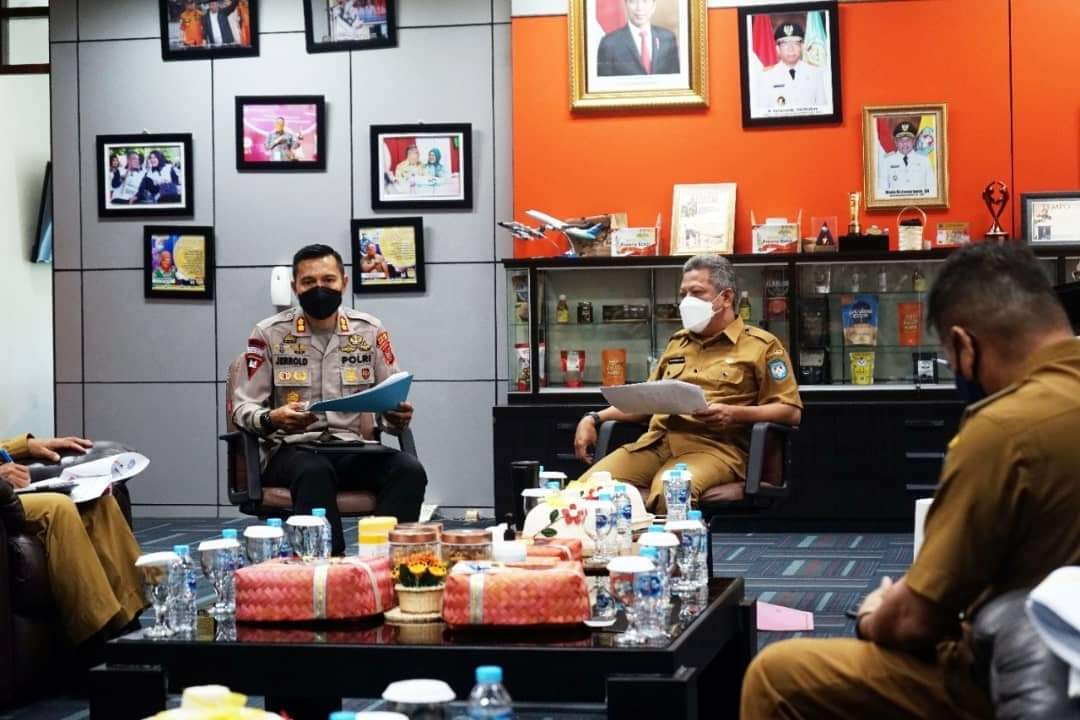 RAPAT EVALUASI: Bupati Muda Mahendrawan, Kapolres AKBP Jerrold Hendra Yosef Kumontoy, bersama sejumlah pihak terkait lainnya melakukan rapat evaluasi penanganan Covid-19 di Kubu Raya, di Ruang Kerja Bupati, Senin (25/10). ISTIMEWA
