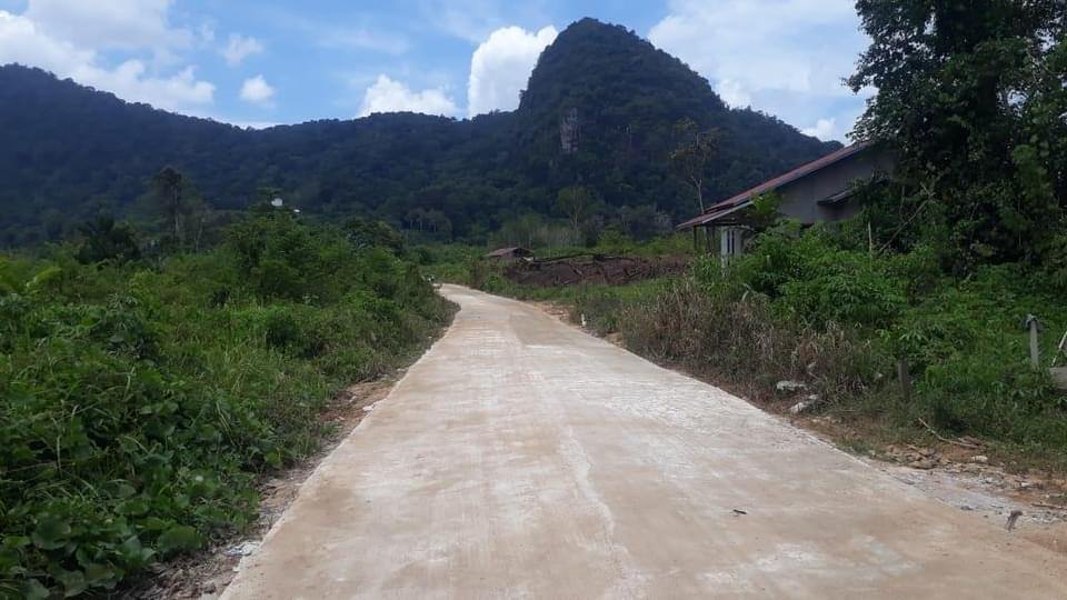 RAMPUNG: Pembangunan fisik pada program TMMD ke-112 di Desa Riam Bunut, Kecamatan Sungai Laur, selesai tepat waktu, kemarin (12/10). ISTIMEWA