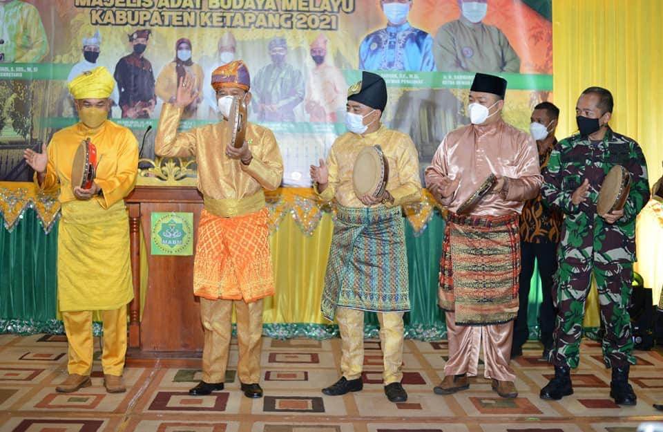  PUKUL REBANA: Bupati Martin Rantan, bersama unsur Muspida memukul rebana saat membuka Rakerda MABM Ketapang, Sabtu (16/10) malam. ISTIMEWA