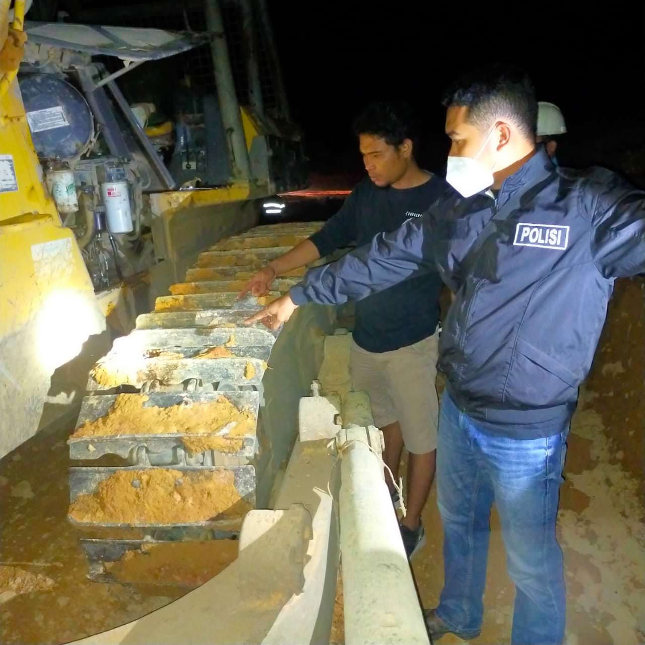 OLAH TKP: Anggota Polsek Marau melakukan olah TKP di lokasi kecelakaan kerja yang menewaskan seorang mekanik alat berat, kemarin (15/10). ISTIMEWA