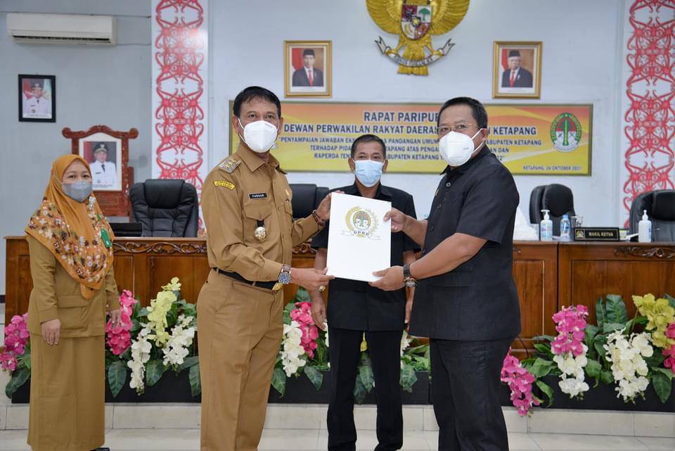 SAMPAIKAN JAWABAN: Wabup Farhan menyampaikan jawaban eksekutif atas pandangan umum anggota DPRD Ketapang terhadap Pidato Bupati Ketapang atas Pengantar Nota Keuangan dan Raperda tentang APBD Ketapang Tahun 2022. ISTIMEWA