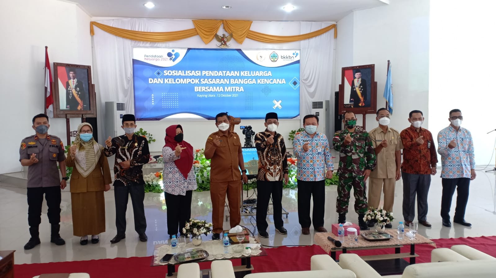 FOTO BERSAMA: Para peserta Sosialisasi Hasil Pendataan Keluarga Tahun 2021 diabadikan bersama Bupati Kayong Utara Citra Duani usai pembukaan kegiatan di Pendopo Bupati Kayong Utara, Selasa (12 /10). HUMASKAB FOR PONTIANAK POST