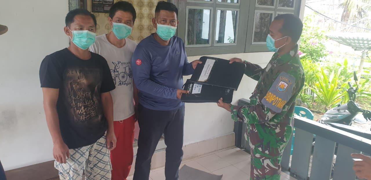 DOKUMEN KAPAL: Penyerahan dokumen kapal dari Danpos Lanal Karimata yang diwakili anggota Pos Lanal Sadikin kepada Bupati Citra Duani, dan dua orang nakhoda kapal yang berhasil diamankan, kemarin. ISTIMEWA