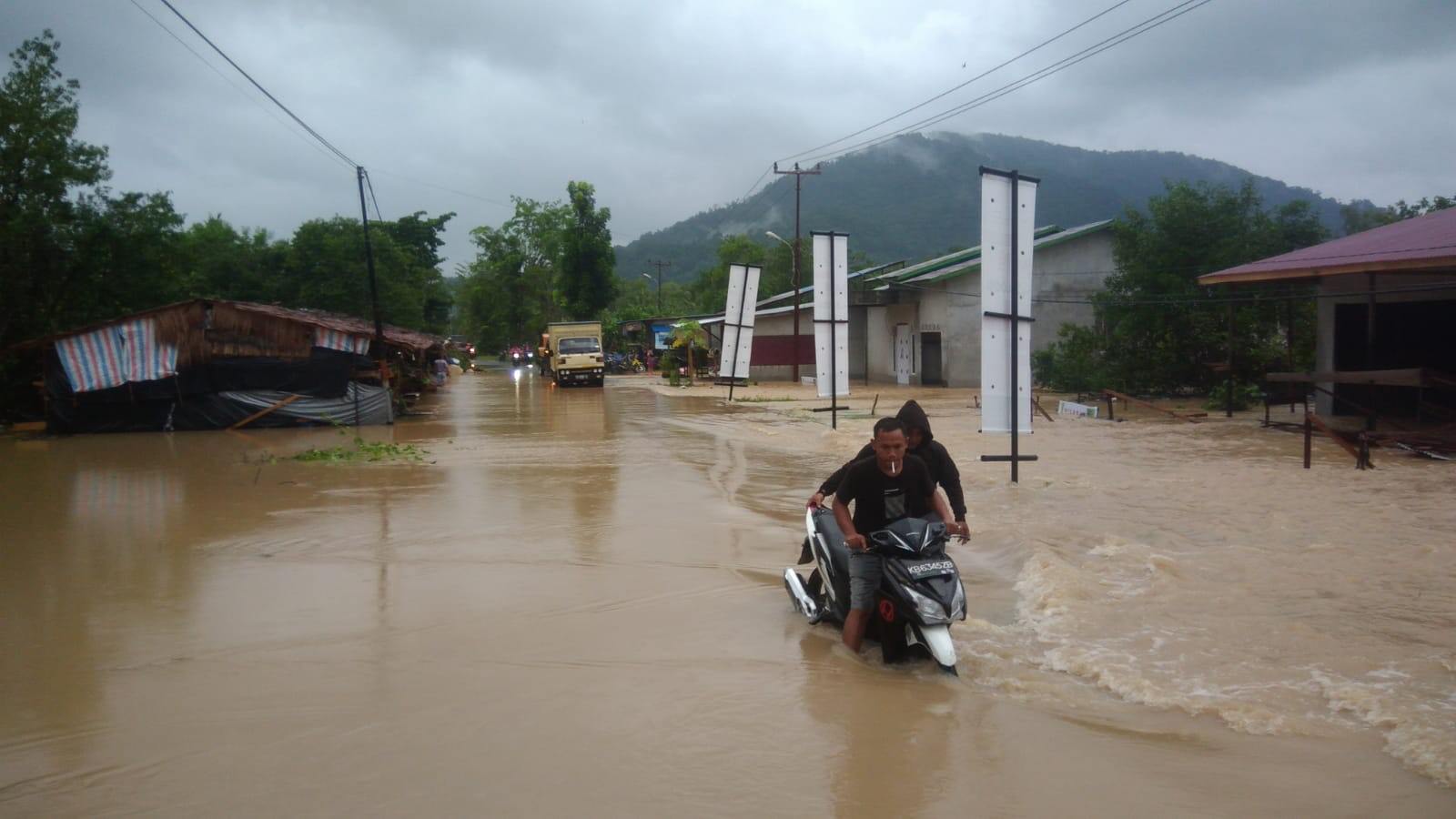 HUJAN DERAS: Selain banjir,  hujan deras yang melanda Kabupaten Kayong Utara juga menyebabkan terjadinya longsor beberapa waktu lalu.  ISTIMEWA