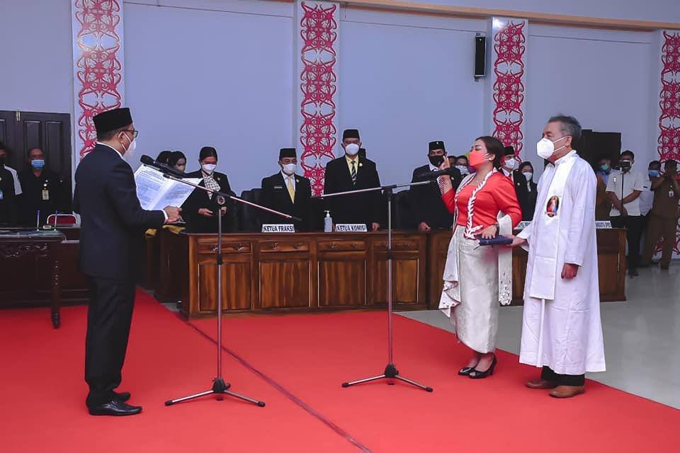 LANTIK: Ketua DPRD Ketapang, M Febriadi, melantik Susilia Isabila, menjadi anggota DPRD Ketapang menggantikan Suparman, kemarin (25/10). ISTIMEWA