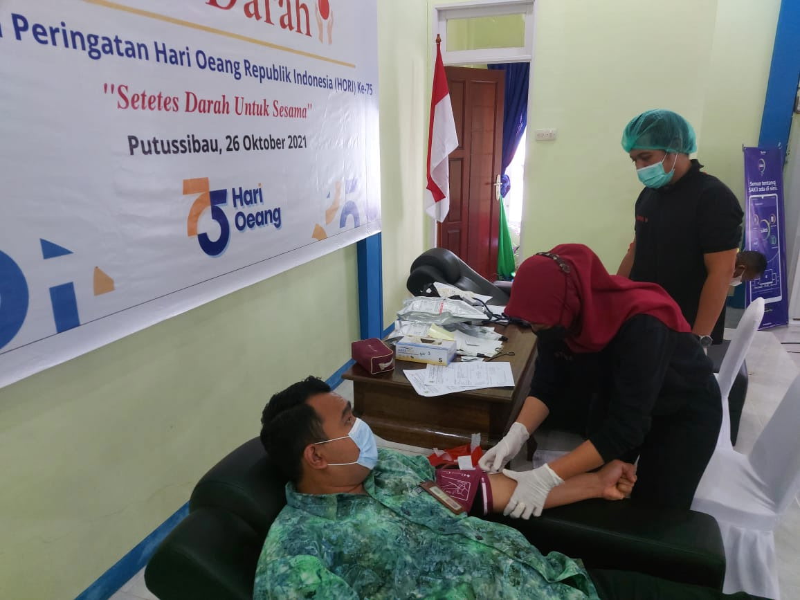DONOR DARAH: Suasana kegiatan donor darah yang dilaksanakan KPPN Putussibau di Aula Kantor KPPN setempat, Selasa (26/10). ANDREAS/PONTIANAK POST