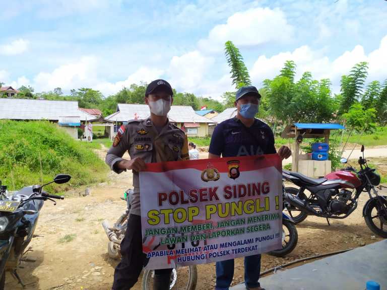 SOSIALISASI: Personel Polsek Siding saat melaksanakan sosialisasi Saber Pungli terhadap masyarakat di wilayah hukum mereka, Selasa (12/10). ISTIMEWA